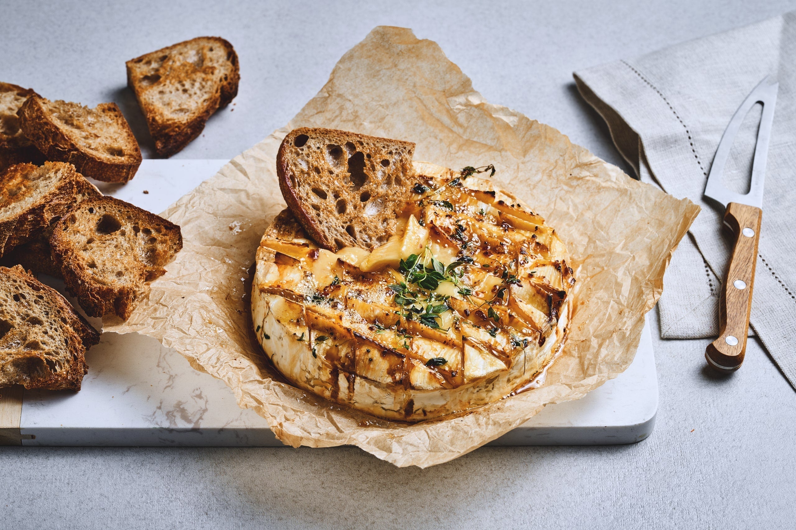 Bakt camembert med surdeigsbrød