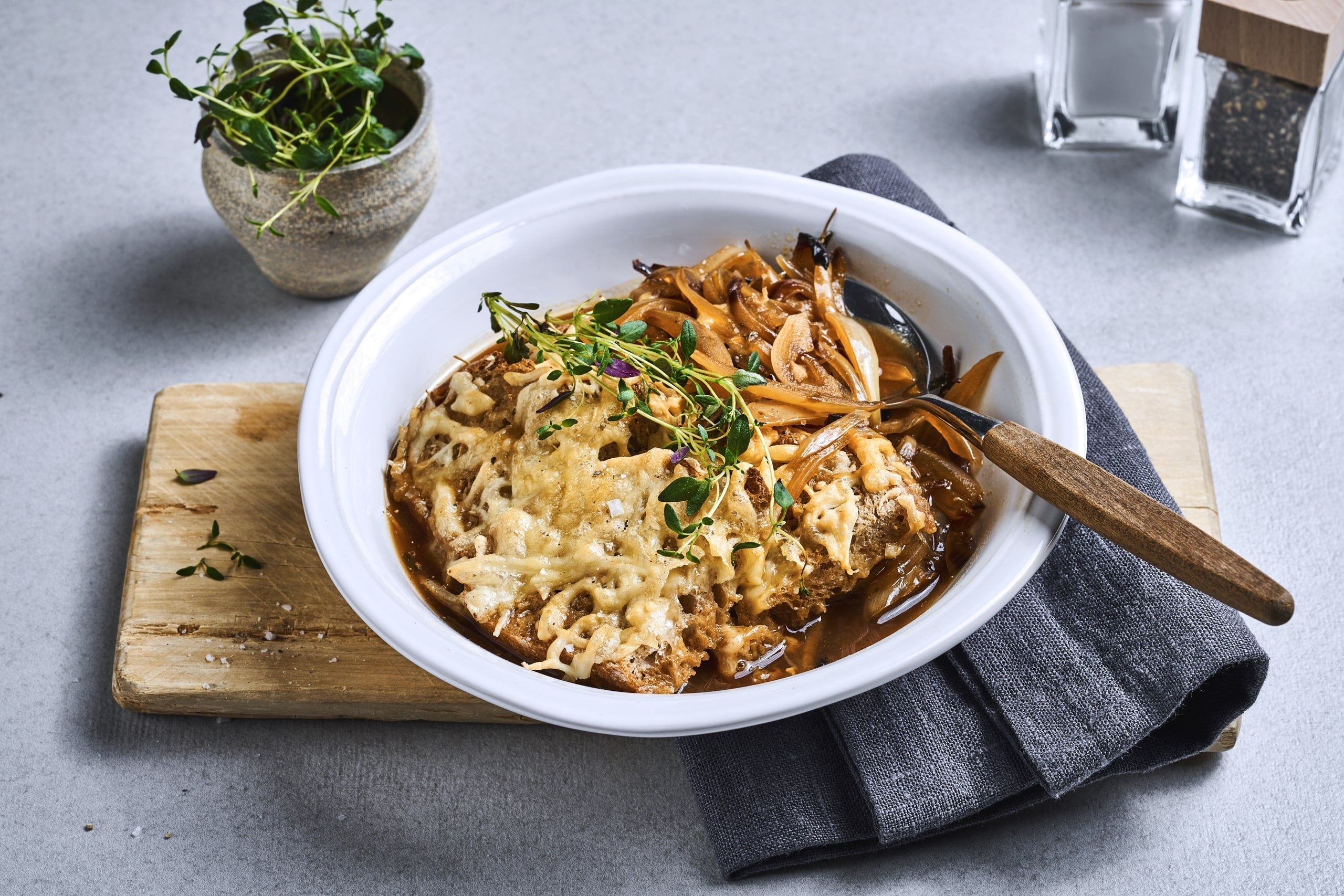 Deilig løksuppe med brød og ost