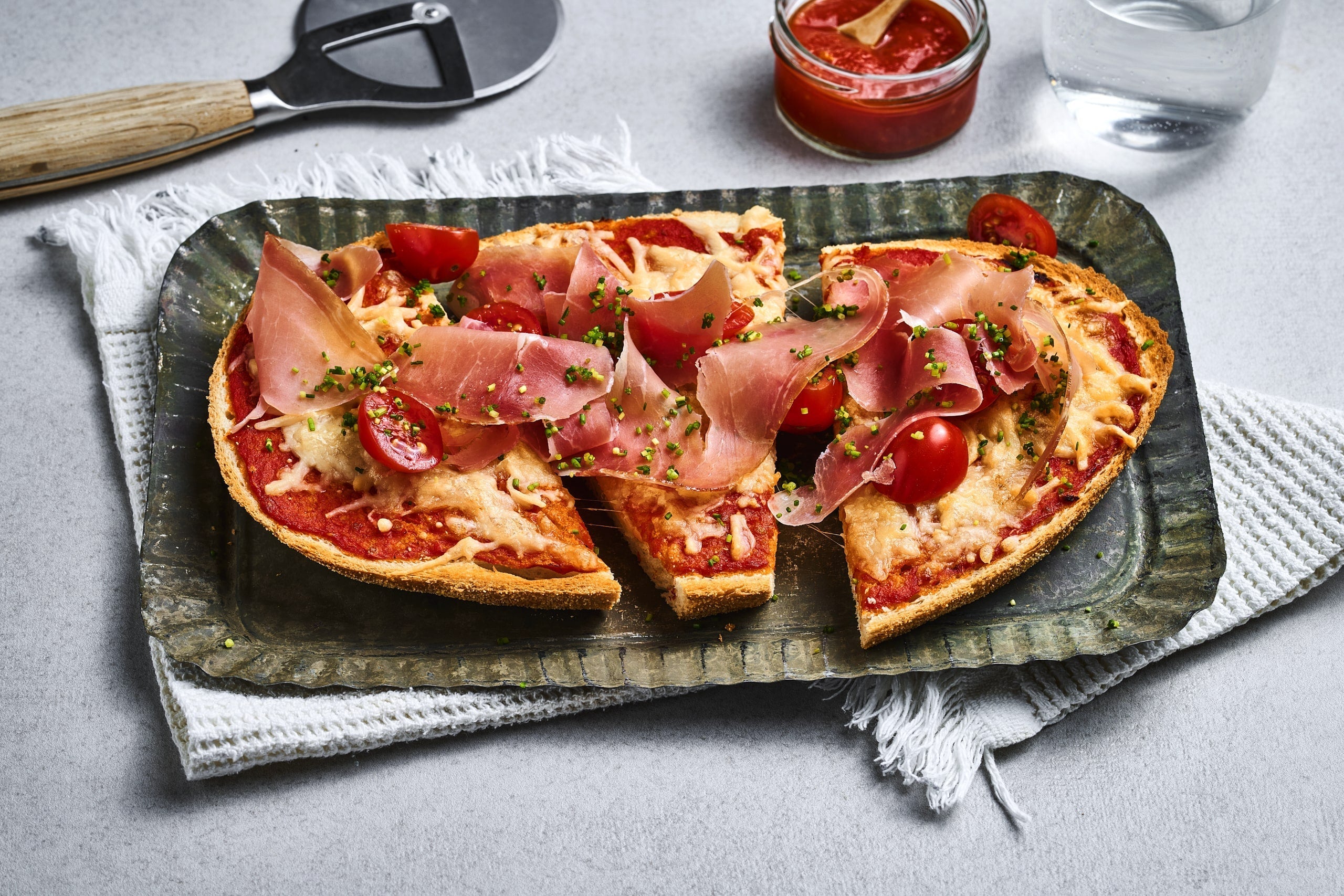 Sprø pizzatoast med spekeskinke