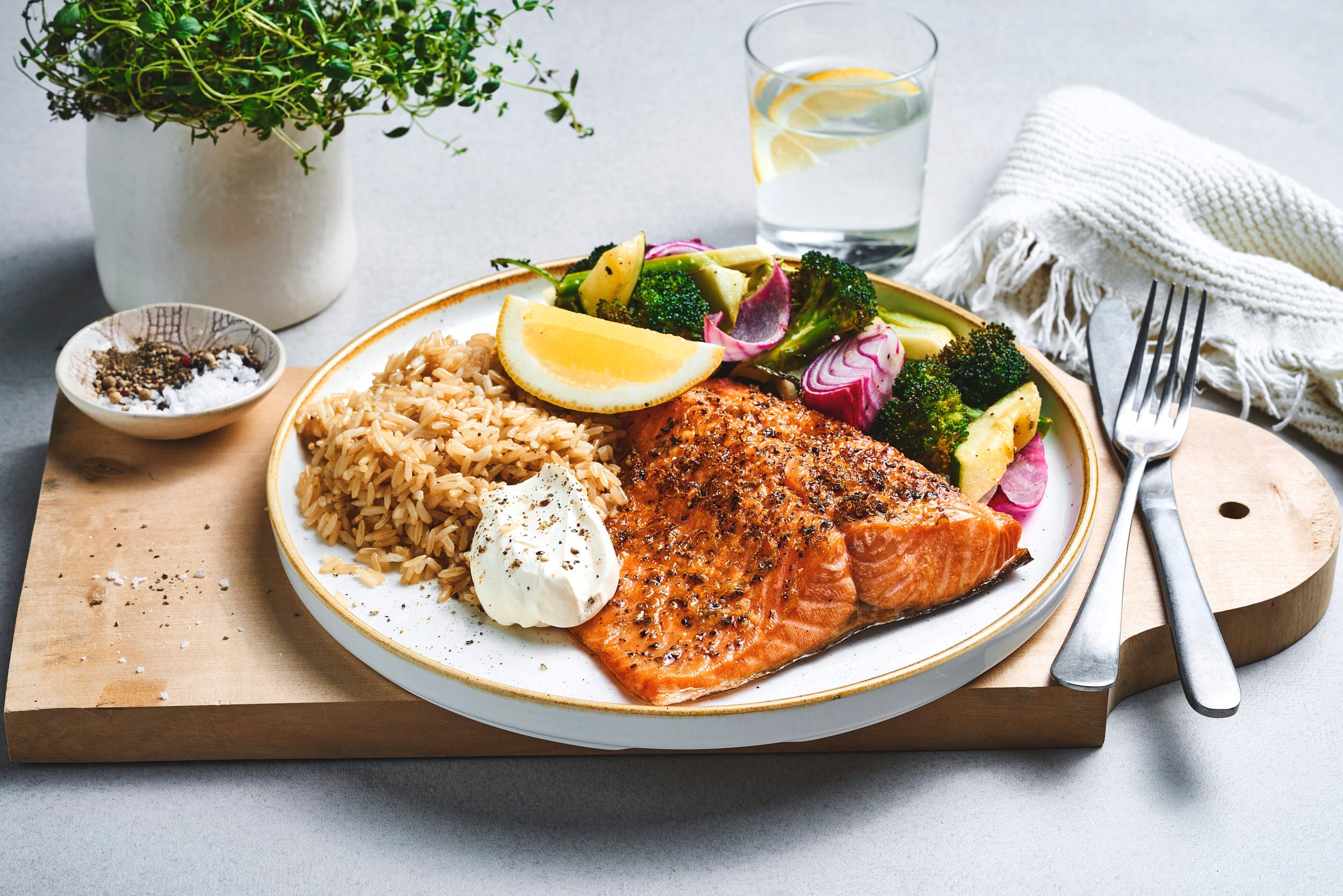Laksefilet med sitronbakte grønnsaker