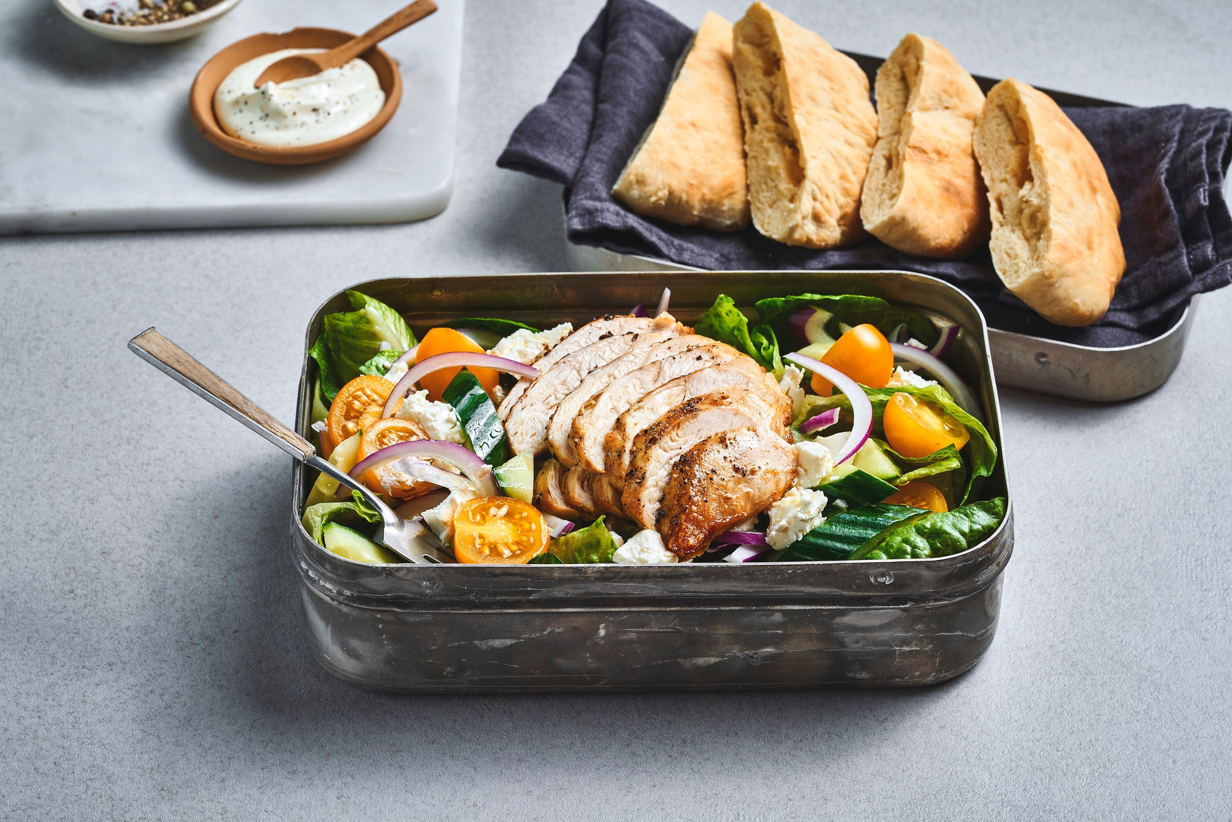 Gresk kyllingsalat med pitabrød i matboks.