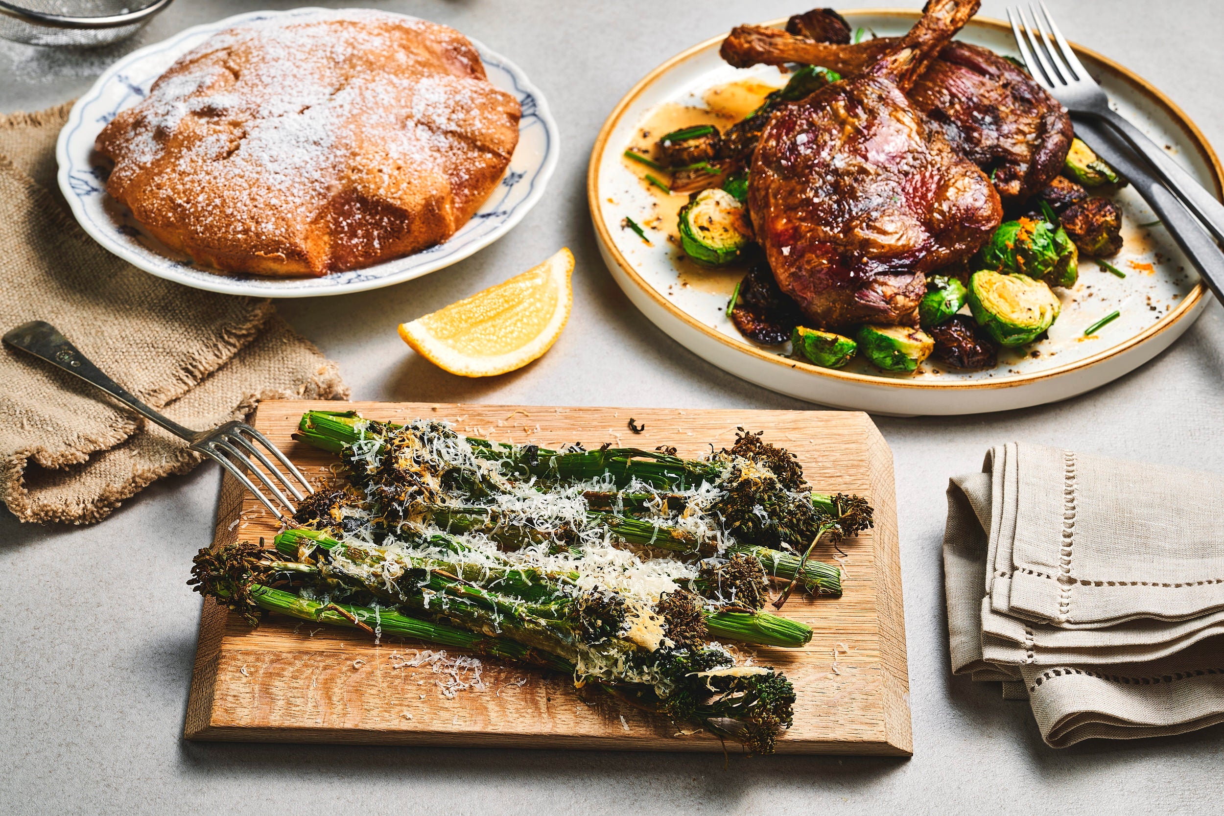 Gratinert brokkolini med parmesan | Sprø konfitert and med appelsin | Sitronkake