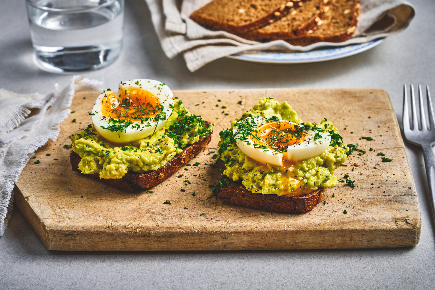 Sprøtt dansk rugbrød med avokado og egg